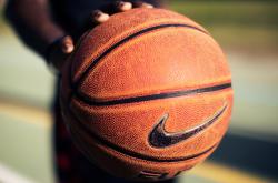 开云体育入口-冰与火的角力，奥利维耶一肩扛起，冰岛铸就北欧神话