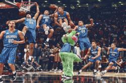 开云官网-球在空中旋转，划着高高的、决定命运的弧线。詹姆斯落地，没有立刻回头。他先听见了计时器归零那刺透一切的长音，随即，才是篮球重重砸在篮筐后沿，那一声沉闷如叹息的—砰