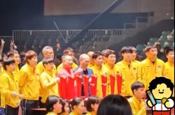 开云体育平台APP-观众欢呼雀跃，热情支持运动员奋勇争先