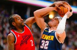 开云官方app入口-快船客场惨败开拓者，两连败令球队苦不堪言的简单介绍