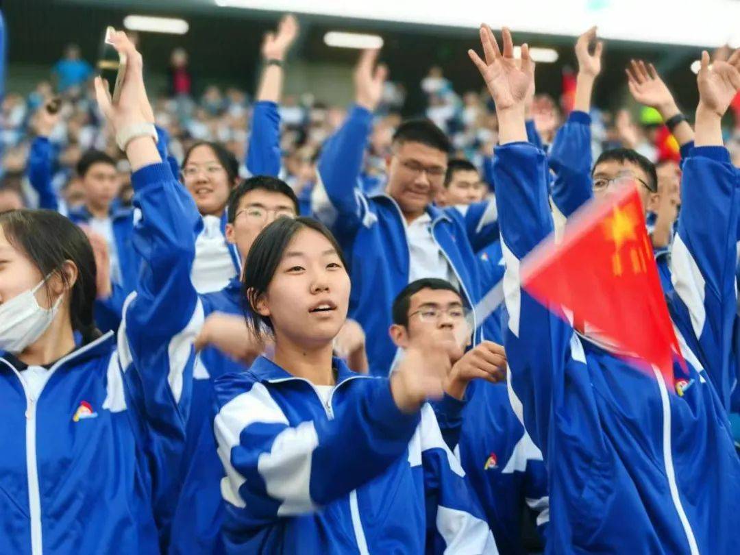 观众欢呼雀跃，热情支持运动员奋勇争先