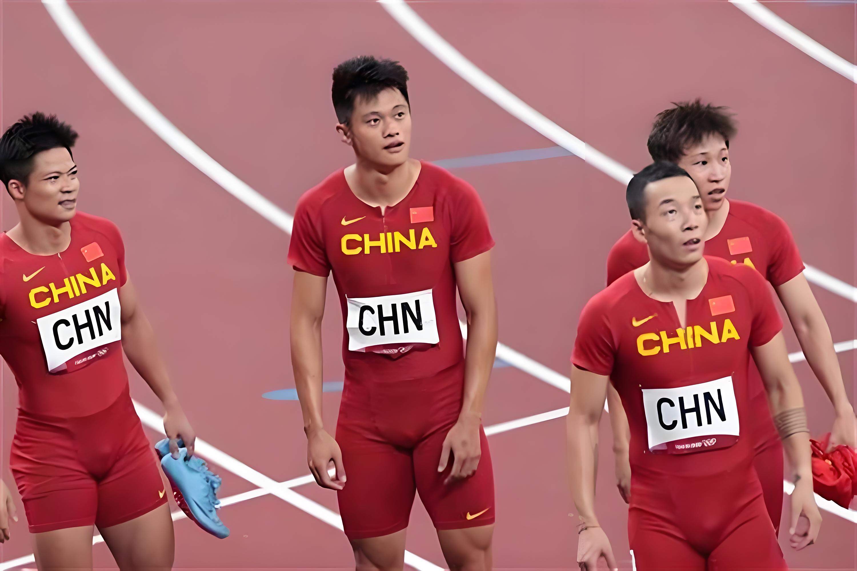 比赛中球员们展现出顽强拼搏精神