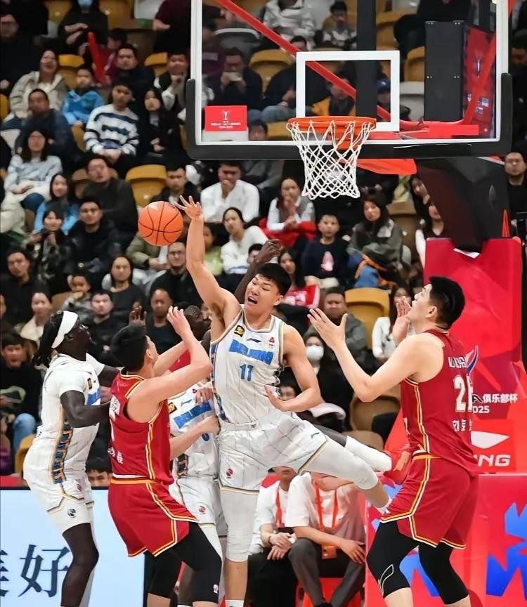 篮球比赛中一名中锋球员连续多场比赛取得高分