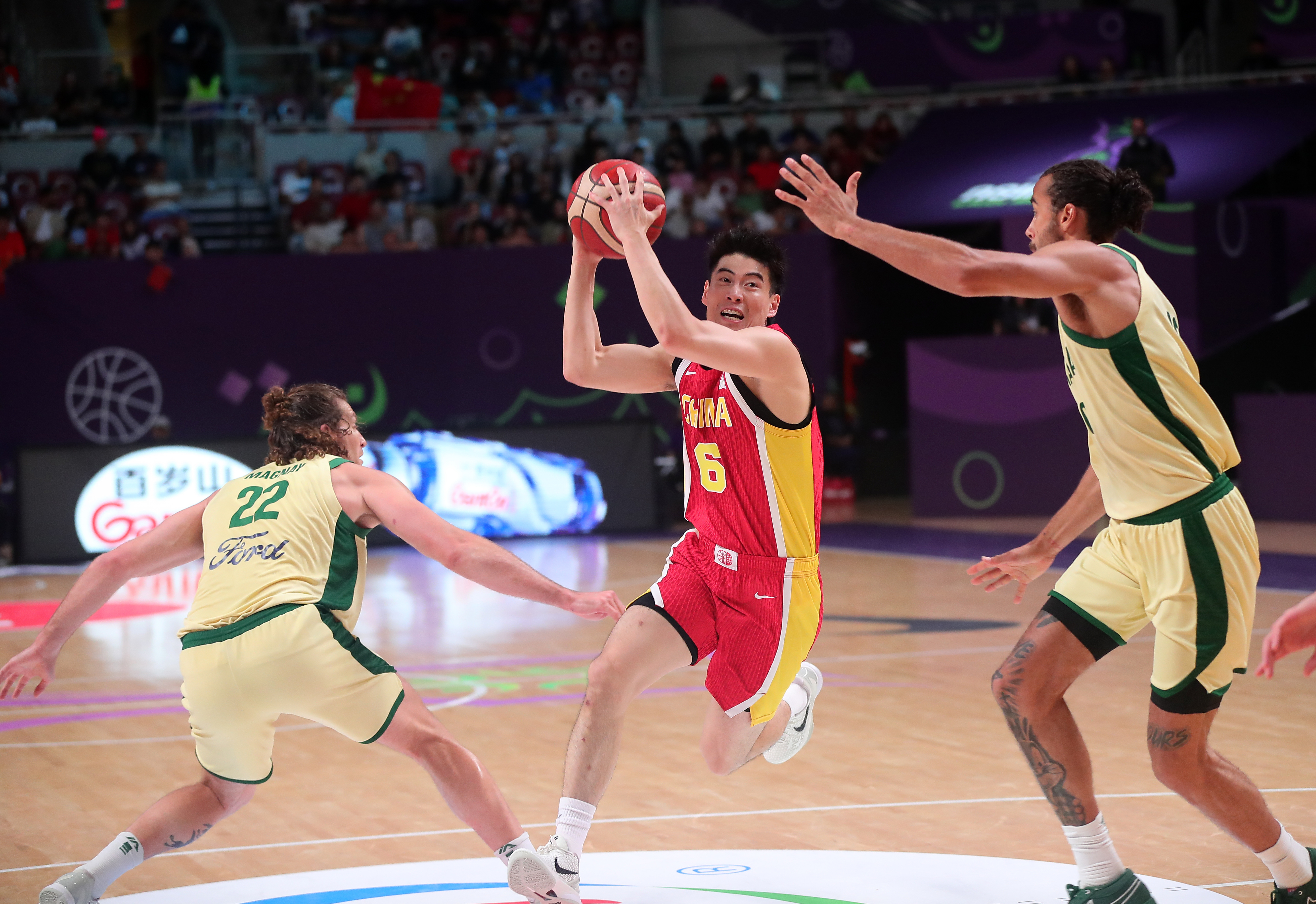 亚洲篮球新秀崭露头角，成为焦点人物