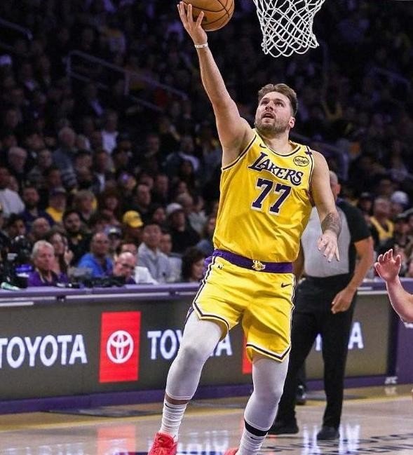 湖人全队状态火热，力压西部其他球队