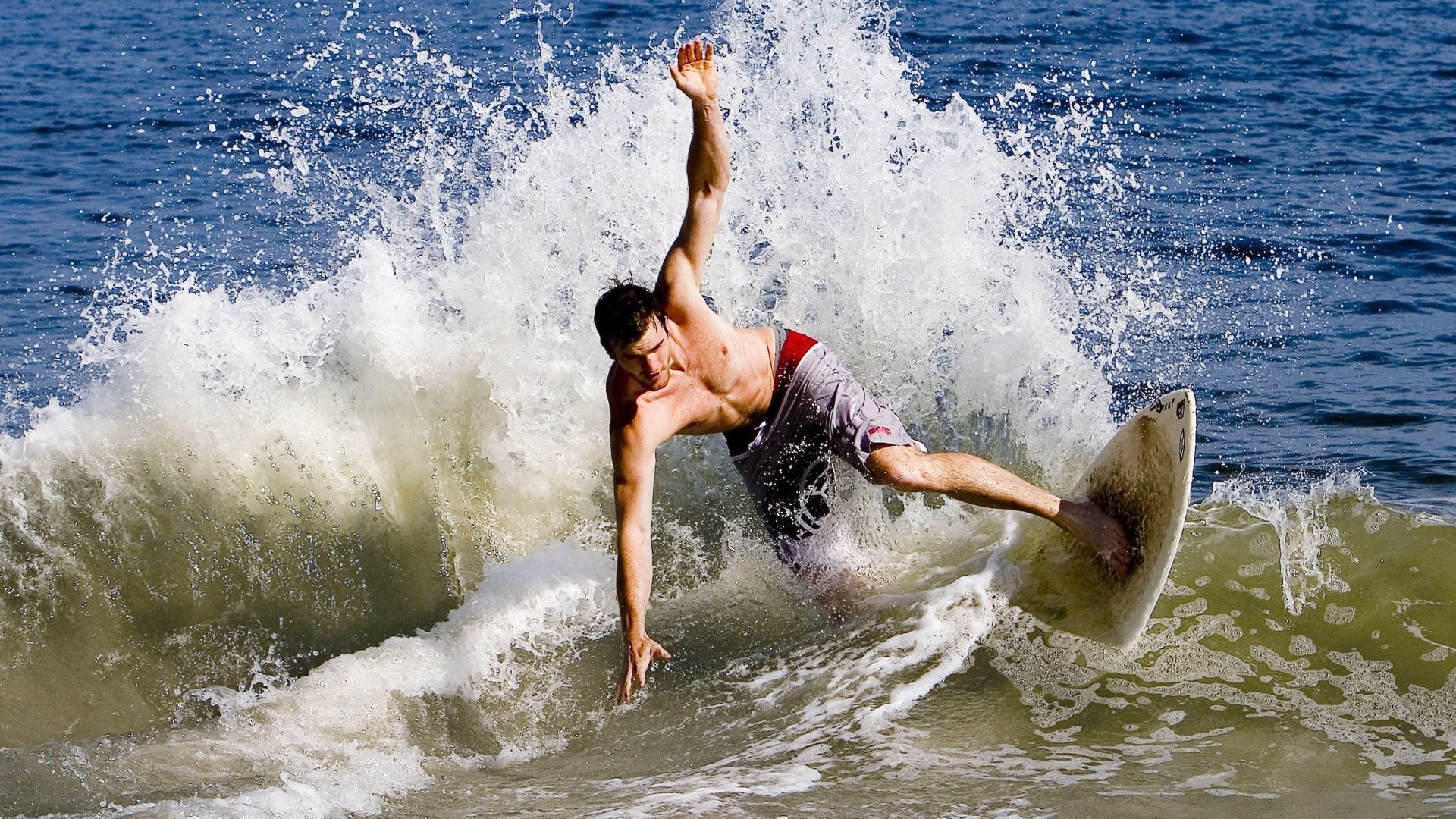 幽灵的复仇，当索伯在蒙扎碾过法拉利红色神话，阿隆索加冕无争议王座